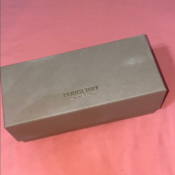 *BURBERRY SUNGLASSES* - Picture 6 of 6